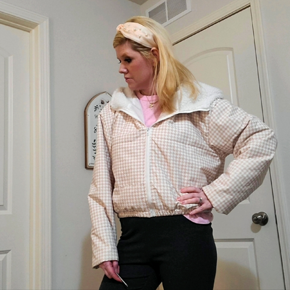 ♥️Sale On Winter Cream/White Puffer Jacket with Casual Style and Comfortable